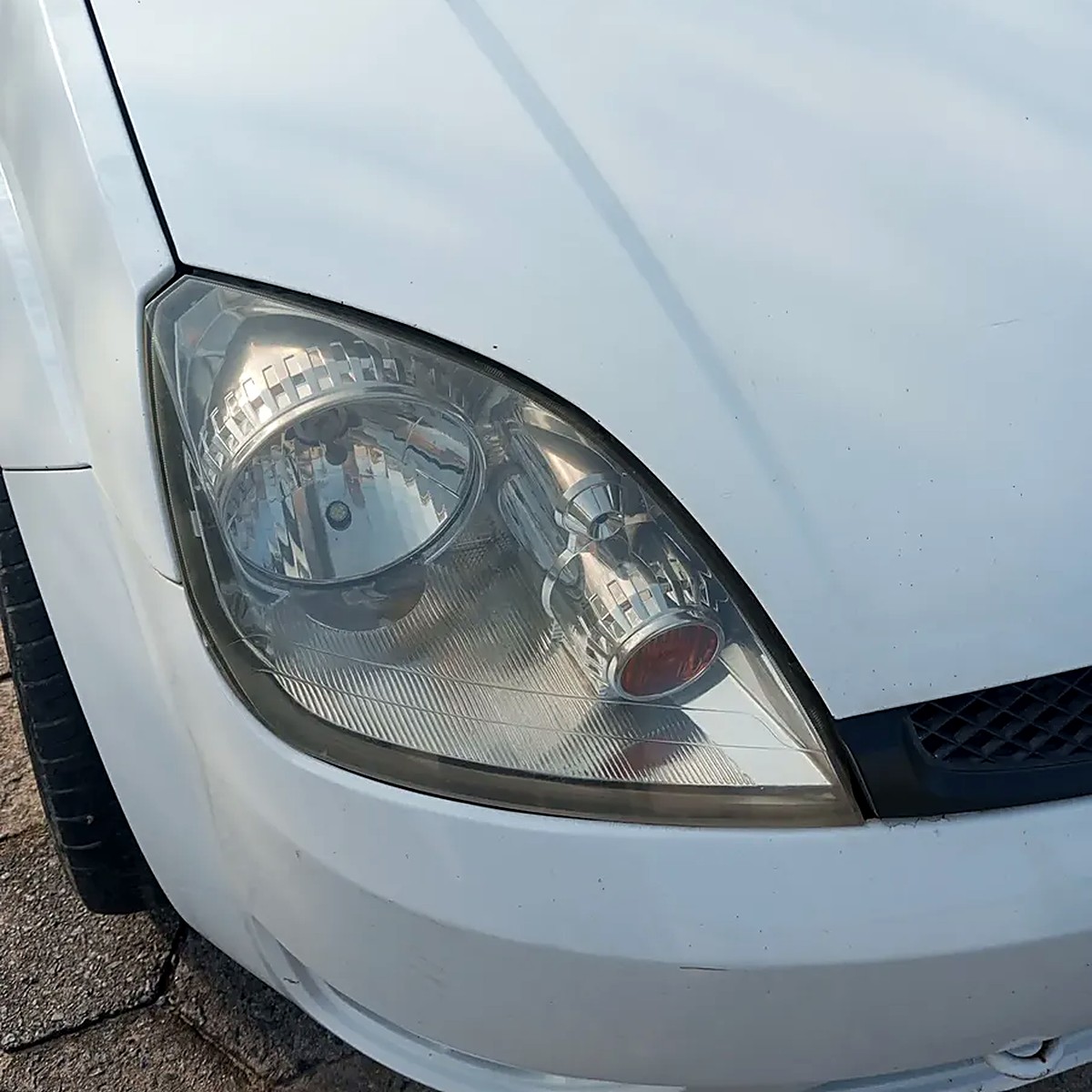Farol renovado em carro branco